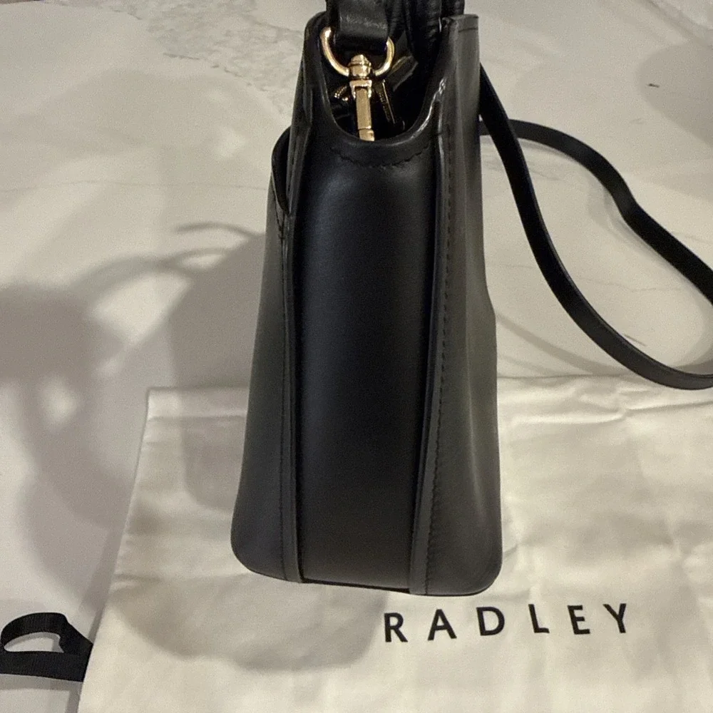 Radley London Bow Street women's medium leather Zip top Satchel purse bag black
